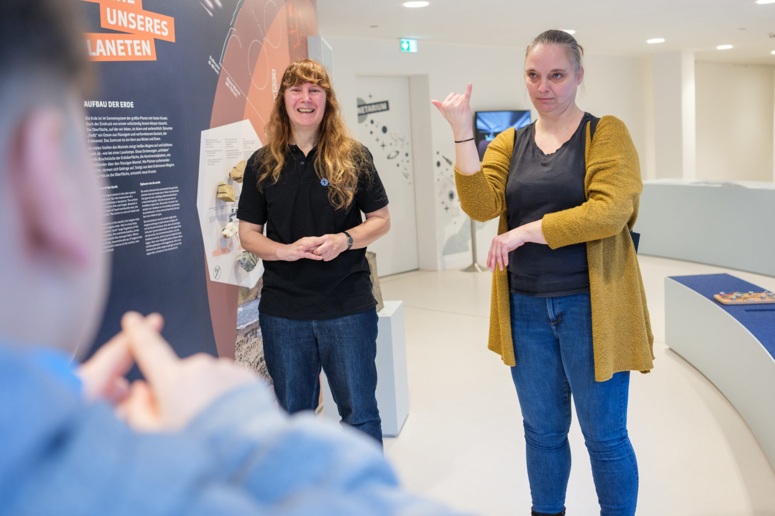 Gebärdendolmetscherin Ariane Dijkstra begleitet die Führung zum Thema Biodiversität. (c) Andre Havergo